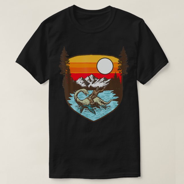 Bigfoot Riding Nessie Mountains Träd Funny 80s Su T Shirt (Design framsida)