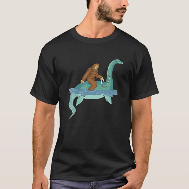 Bigfoot Riding Nessie Sasquatch Loch Ness Monster T Shirt (Framsida)