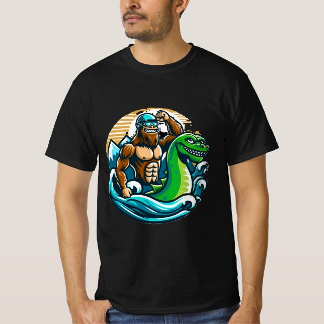 Bigfoot Riding Nessie T Shirt (Framsida)