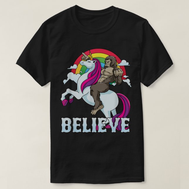 Bigfoot Riding Unicorn Rainbow Sasquatch Tro G T Shirt (Design framsida)