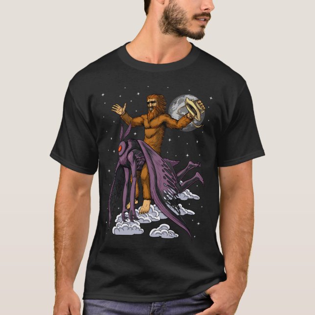 Bigfoot Ridning Mothman T Shirt (Framsida)