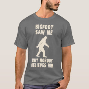 Bigfoot sågar mig, men ingen tror honom t-shirt