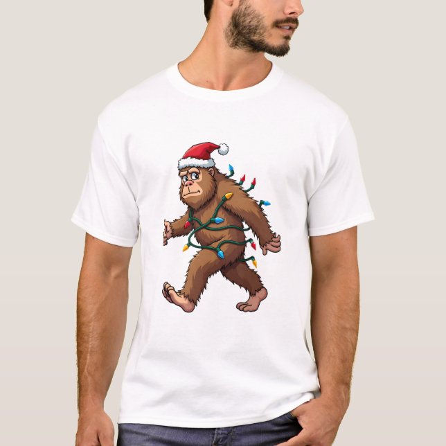 Bigfoot Santa Christmas Tree Lights Xmas Boys Men  T Shirt (Framsida)