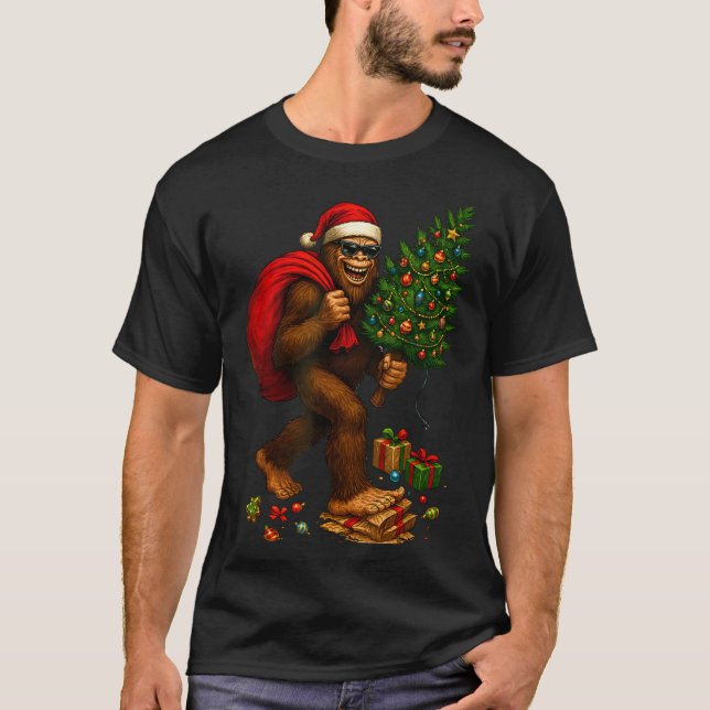 Bigfoot Santa Christmas Tree Lights Xmas Boys Men  T Shirt (Framsida)