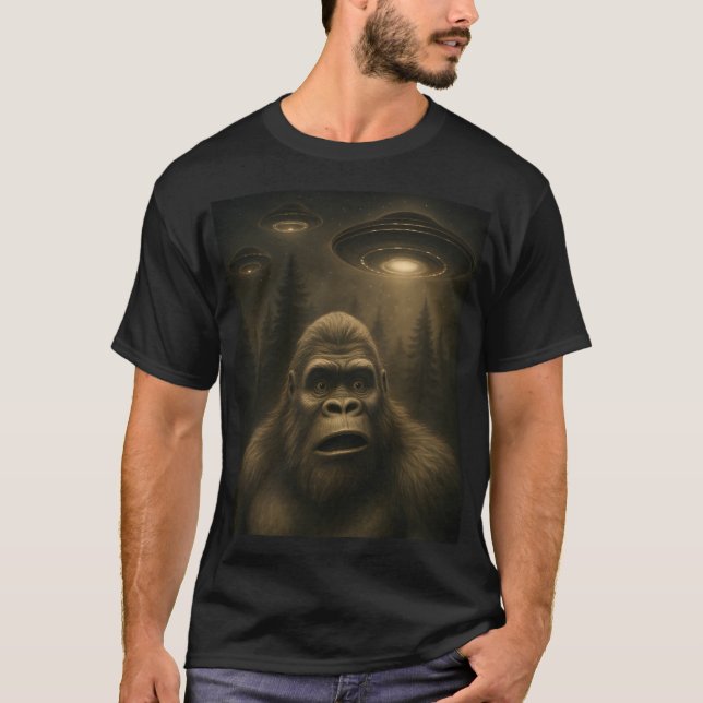 Bigfoot Sasquatch Alien UFO Funny T Shirt (Framsida)