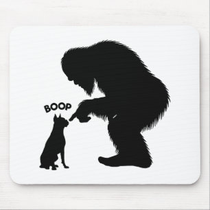 Bigfoot Sasquatch Boxer Hund Näsa Boop Musmatta