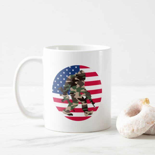 Bigfoot Sasquatch Camo Kaffemugg (Med munk)