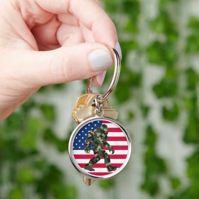 Bigfoot Sasquatch Camo Rund Silverfärgad Nyckelring (Hand)