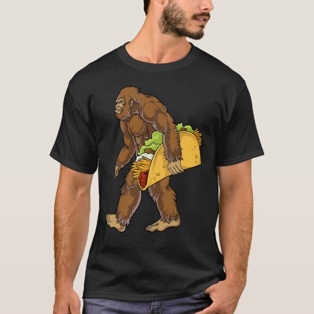 Bigfoot Sasquatch Carrying Taco T shirt Funny Camp (Framsida)