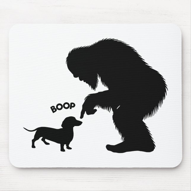 Bigfoot Sasquatch Dachshund Nose Boop Musmatta (Framsidan)