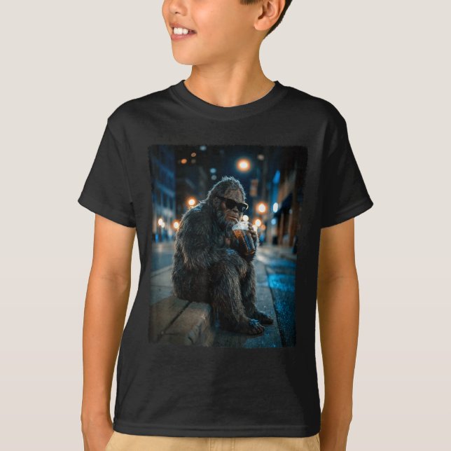 Bigfoot sasquatch dricker iskaffe rolig anima t shirt (Framsida)