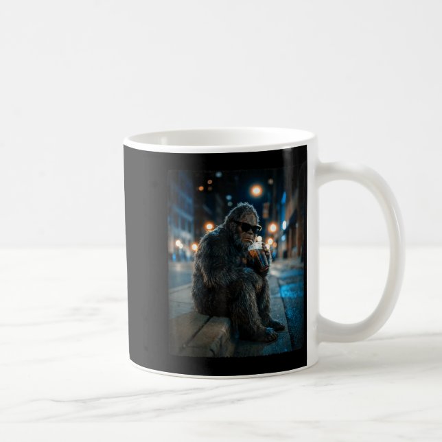 Bigfoot sasquatch drinking iced coffee funny anima kaffemugg (Höger)