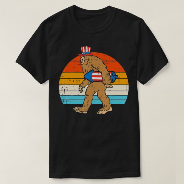 Bigfoot Sasquatch Firecracker American USA Funny 4 T Shirt (Design framsida)