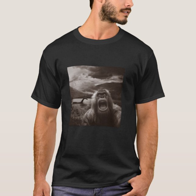 Bigfoot Sasquatch Funny Selfie med Loch Ness Mons T Shirt (Framsida)