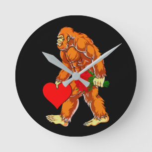 Bigfoot Sasquatch Funny Valentines day Kärlek Rund Klocka