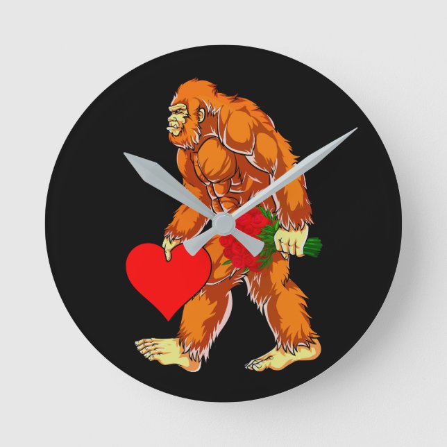 Bigfoot Sasquatch Funny Valentines day Kärlek Rund Klocka (Framsida)