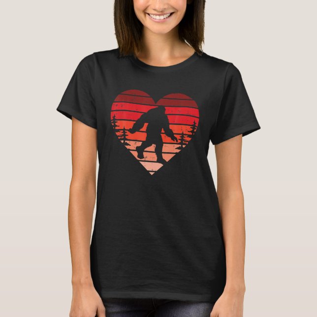 Bigfoot Sasquatch Heart Retro Valentines day Manar T Shirt (Framsida)