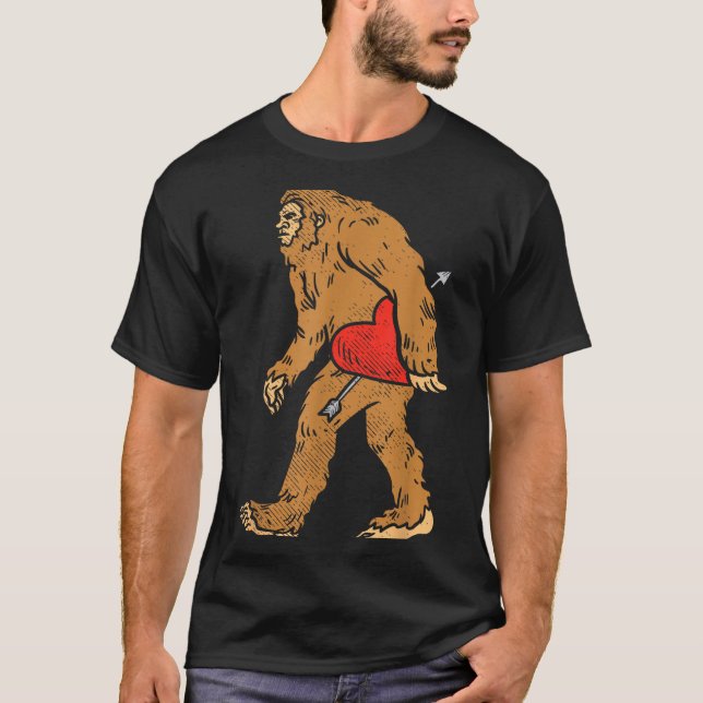 Bigfoot Sasquatch Heart With Arrow Funny Valentine T Shirt (Framsida)