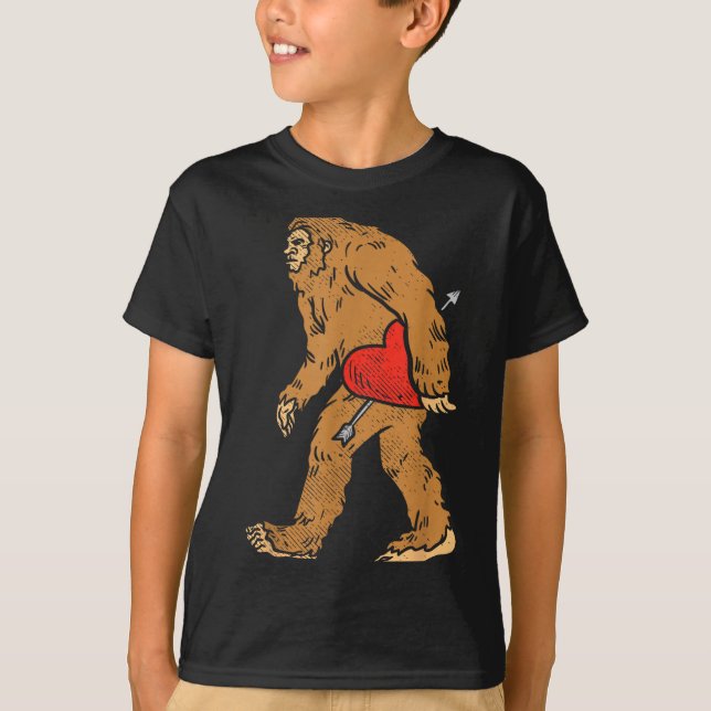 Bigfoot Sasquatch Heart With Arrow Funny Valentine T Shirt (Framsida)