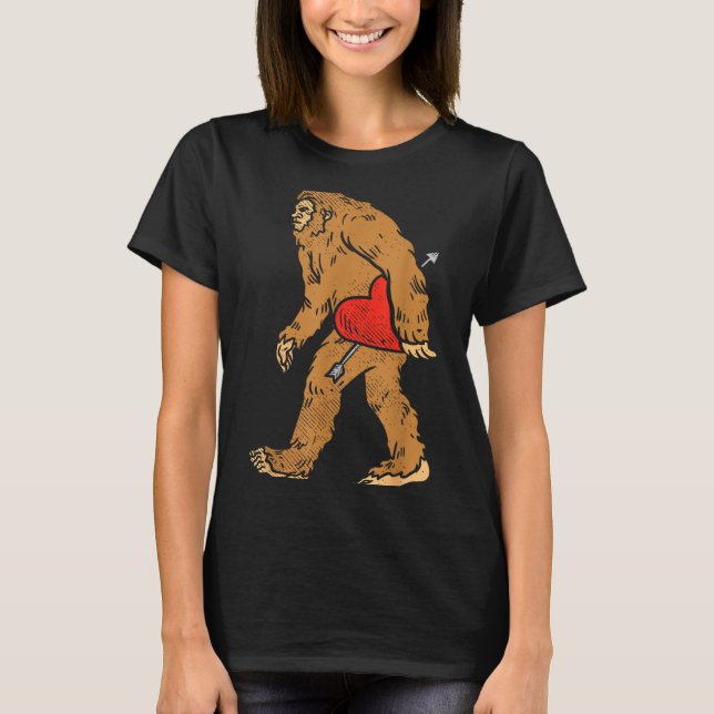 Bigfoot Sasquatch Heart With Arrow Funny Valentine T Shirt (Framsida)