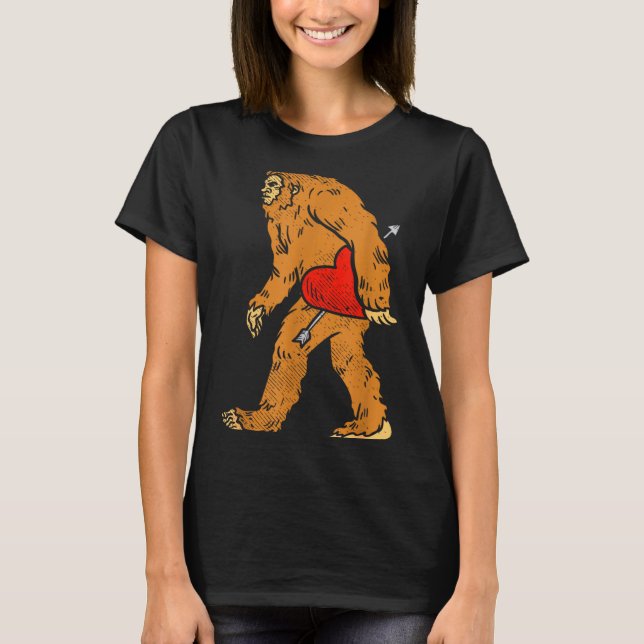 Bigfoot Sasquatch Heart With Arrow Funny Valentine T Shirt (Framsida)