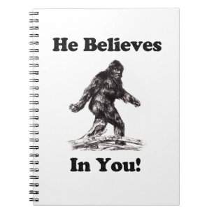 Bigfoot Sasquatch iakttagelse - han tror i dig Anteckningsbok Med Spiral