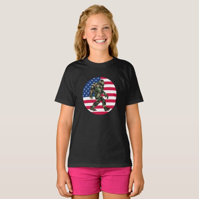 Bigfoot Sasquatch Kamouflage    T Shirt (Hel framsida)