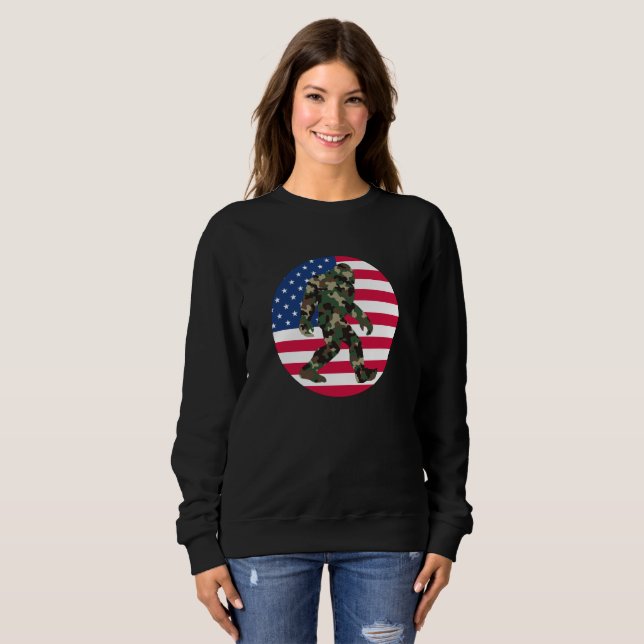 Bigfoot Sasquatch Kamouflage    T Shirt (Hel framsida)