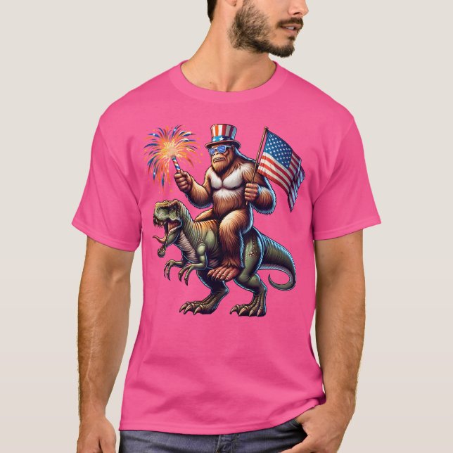Bigfoot Sasquatch Riding Dinosaur T Rex. Funny 4Th Shirt (Framsida)