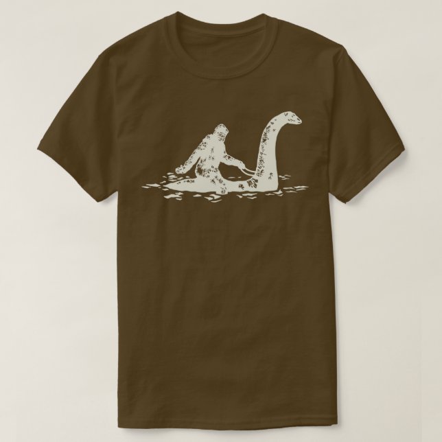 Bigfoot Sasquatch Riding the Loch Ness Monster Rol T Shirt (Design framsida)