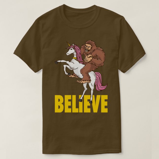 Bigfoot Sasquatch Riding Unicorn Gift T Shirt (Design framsida)