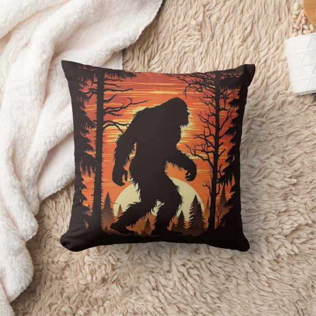 Bigfoot Sasquatch Skog Solnedgång Kudde (Filt)