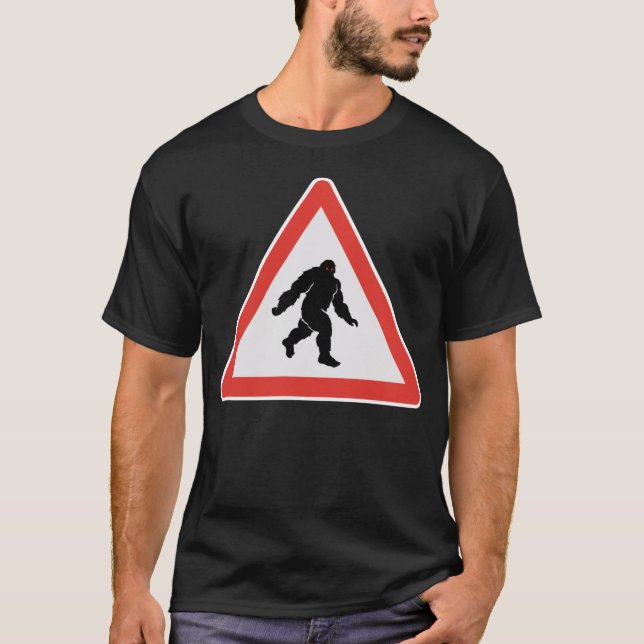 Bigfoot Sasquatch Yeti Road Sign Cryptozoology T Shirt (Framsida)