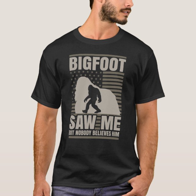 Bigfoot Saw Me American Flag T Shirt (Framsida)
