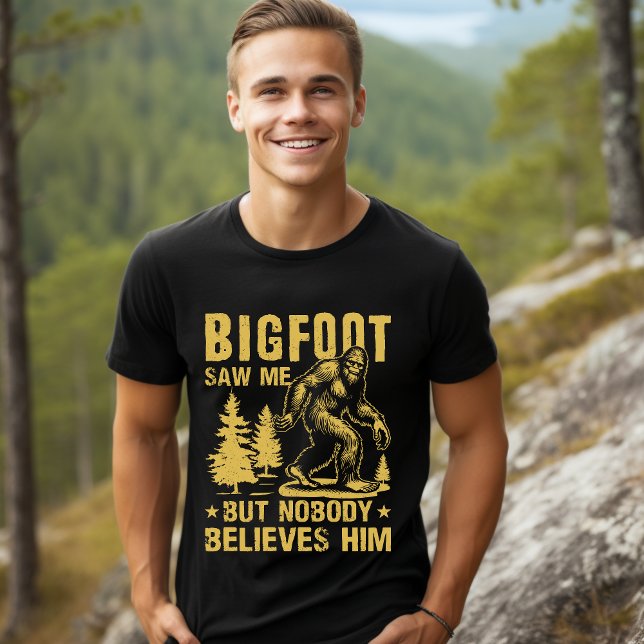 "Bigfoot Saw Me But Nobody Believes Him" Forest T Shirt (Skapare uppladdad)