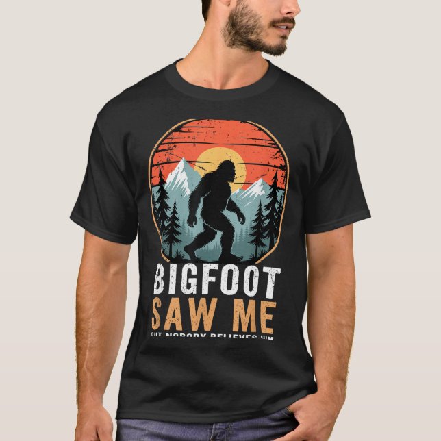 Bigfoot Saw Me But Nobody Believes Him Humor Funny T Shirt (Framsida)