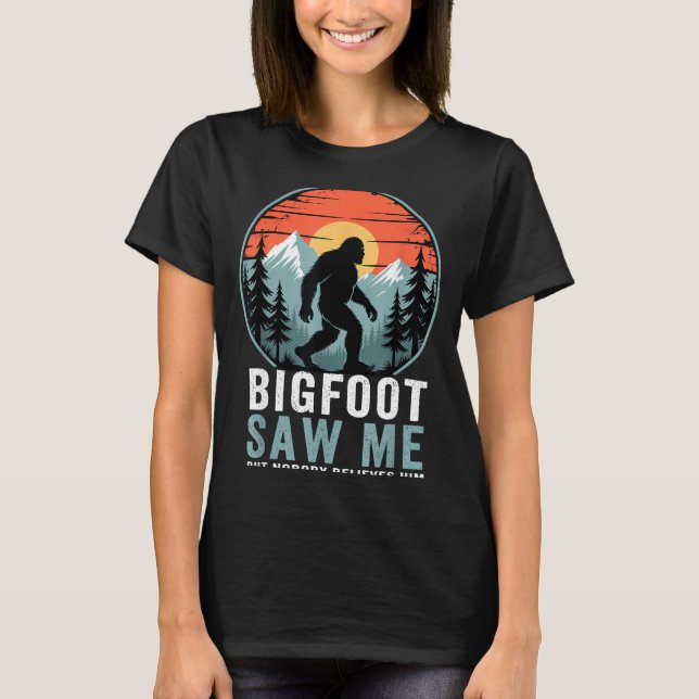 Bigfoot Saw Me But Nobody Believes Him Humor Funny T Shirt (Framsida)