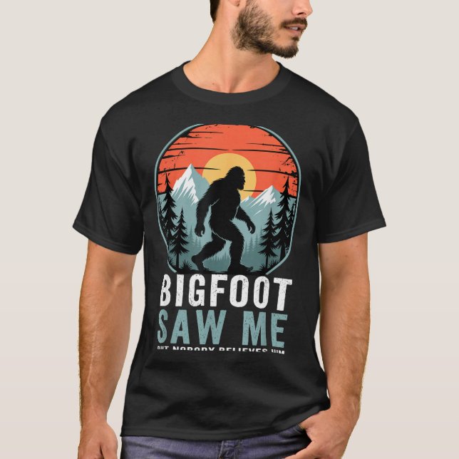 Bigfoot Saw Me But Nobody Believes Him Humor Funny T Shirt (Framsida)