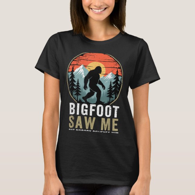 Bigfoot Saw Me But Nobody Believes Him Humor Funny T Shirt (Framsida)