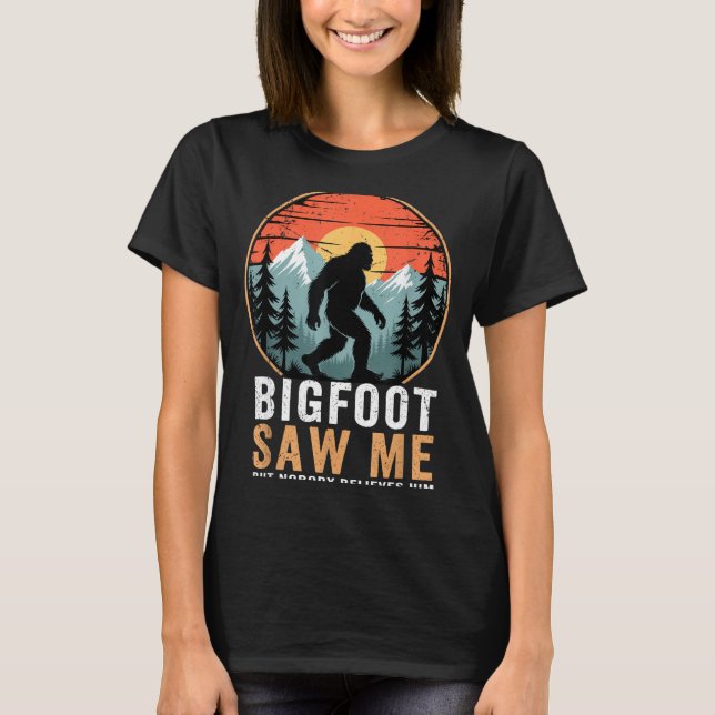 Bigfoot Saw Me But Nobody Believes Him Humor Funny T Shirt (Framsida)