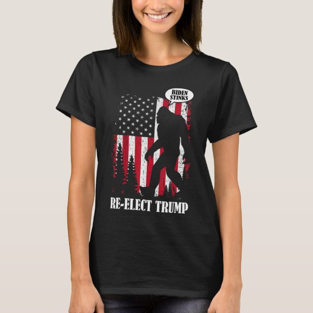 Bigfoot Says Biden Stinks T Shirt (Framsida)
