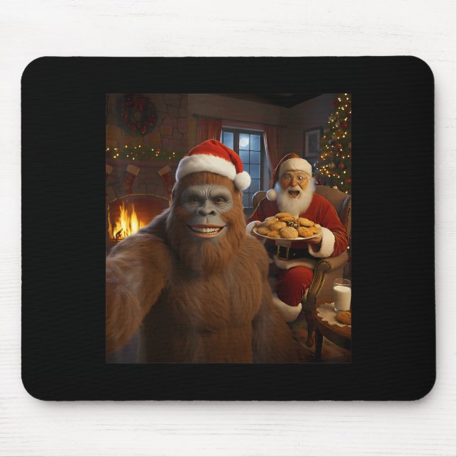Bigfoot Selfie With Santa Claus Funny Christmas Me Musmatta (Framsidan)