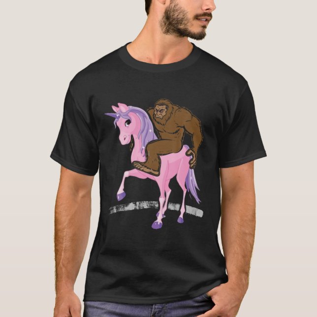 Bigfoot Shirt Sasquatch Riding Unicorn Funny T Shi (Framsida)