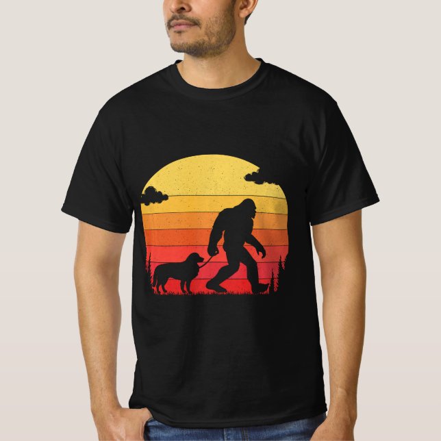 Bigfoot Silhouette Walking Gräns Collie Hund T Shirt (Framsida)