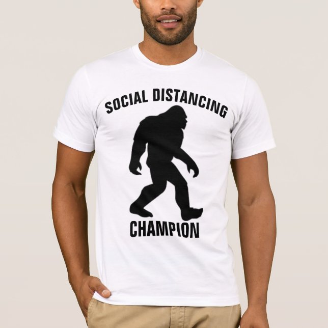 BIGFOOT SOCIAL AVSTÅND CHAMPION Funny T-shirts (Framsida)