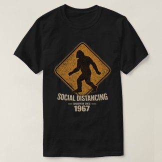 Bigfoot Social Distancing Champion Mörk T Shirt