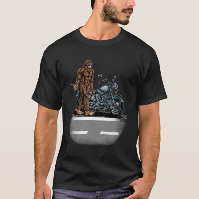 Bigfoot som kör motorcykel försöker hitta en t shirt (Framsida)