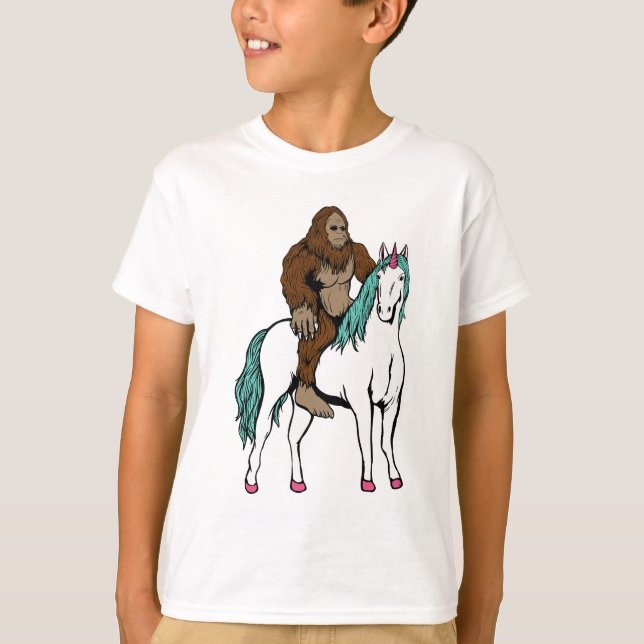 Bigfoot som rider en Unicorn Tee Shirt (Framsida)
