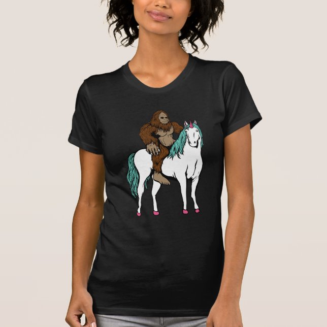 Bigfoot som rider en Unicorn Tee Shirt (Framsida)