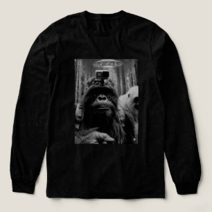 Bigfoot som tittar på UFO-utomjording för campare T Shirt
